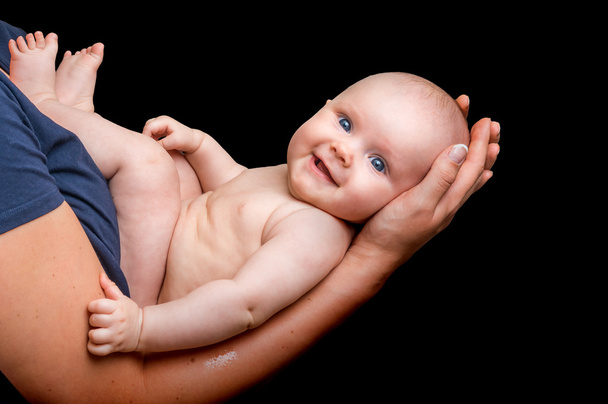 Noworodka w rękach matka na białym na czarnym tle - Zdjęcie, obraz