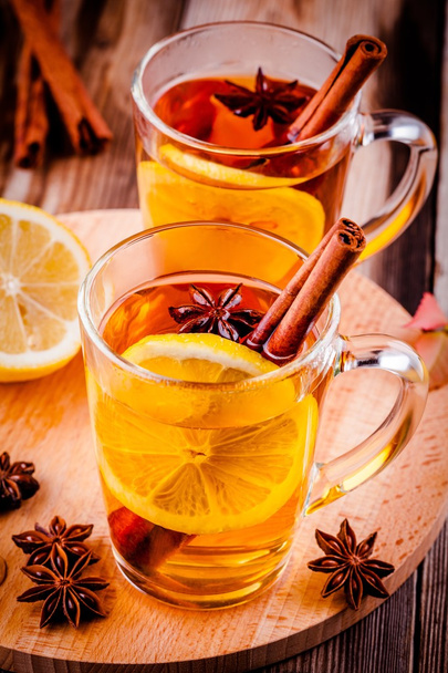 gorącą herbatę z cytryną, anyżu i cynamon w kubki szklane - Zdjęcie, obraz