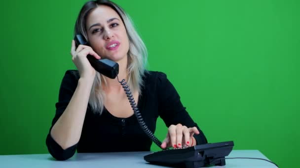 Γραμματέας παραλαμβάνει από το τηλέφωνο και να μιλάτε στο τηλέφωνο. πράσινη οθόνη studio - Πλάνα, βίντεο