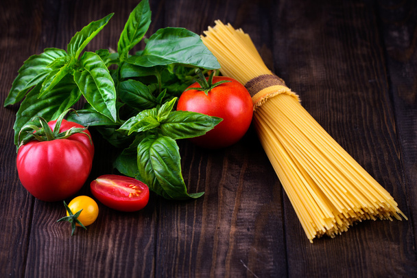 Spaghetti and tomatoes with herbs. - Foto, Imagen