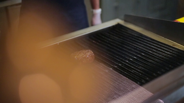 cuoco lancia bistecche sulla griglia
 - Filmati, video