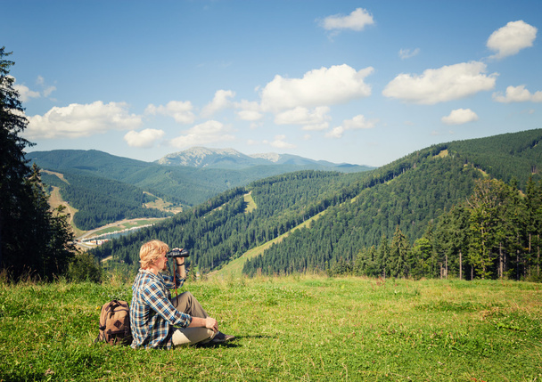 Young traveler enjoying mountain view - Фото, изображение