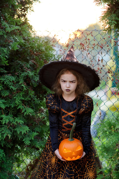 Halloween. Dziewczyna z 7-8 lat reprezentuje zły Czarownik. - Zdjęcie, obraz