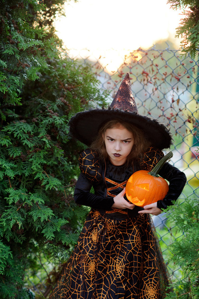 Halloween. das Mädchen von 7-8 Jahren stellt den wütenden Zauberer dar. - Foto, Bild
