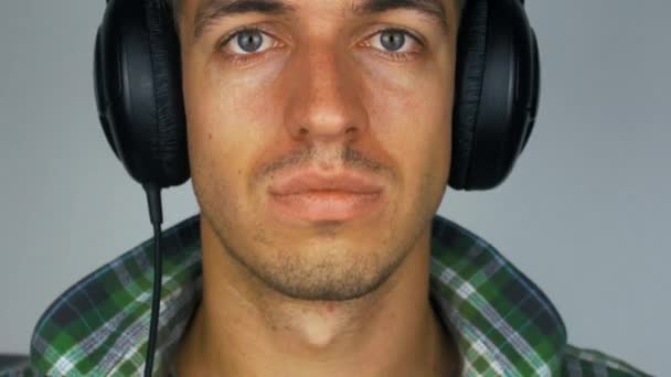 Mann bewegt Kopf und hört Musik über Kopfhörer - Filmmaterial, Video