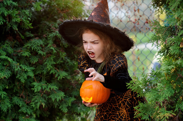 Halloween. Küçük kız kötü enchantress canlandırıyor. - Fotoğraf, Görsel
