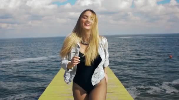kameraya deniz arka planda çalışan uzun saçlı seksi kız - Video, Çekim