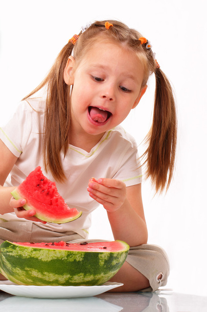 Funny little girl eating watermelon - Zdjęcie, obraz