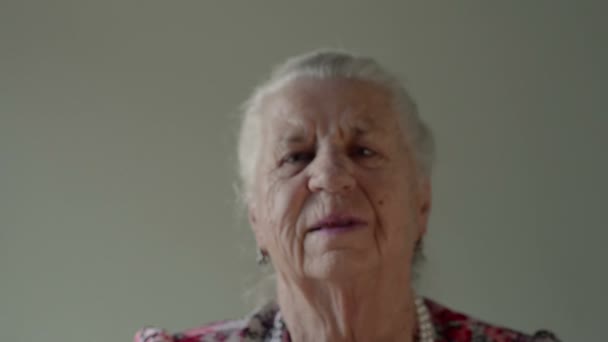Zbliżenie portret babci skupienia  - Materiał filmowy, wideo