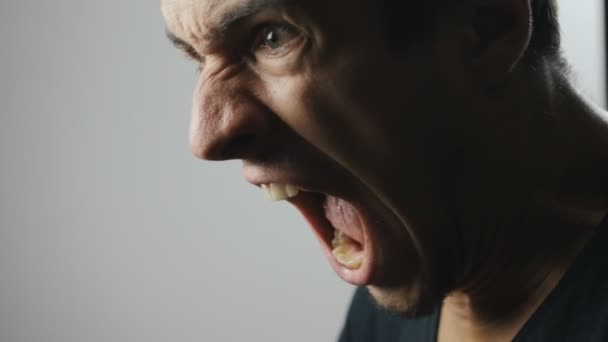 close-up de um homem agressivo gritando
 - Filmagem, Vídeo
