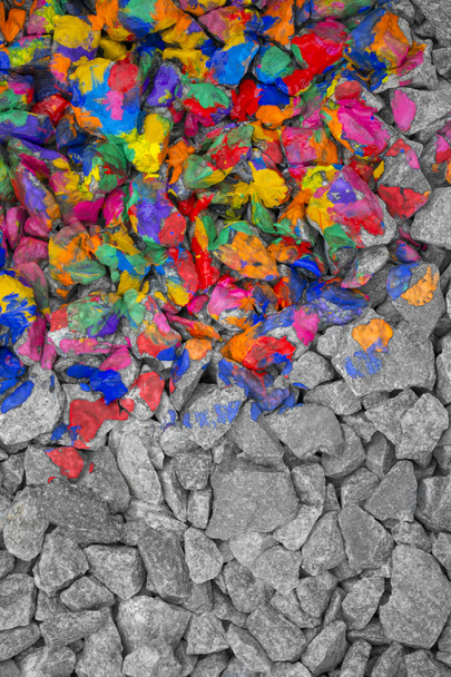 pedras coloridas em tinta a cores diferente em uma metade, a segunda metade - pedras cinzas monocromáticas
 - Foto, Imagem