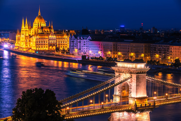 Budapest, Hongrie : Pont de la Chaîne Szechenyi, Parlement hongrois
 - Photo, image