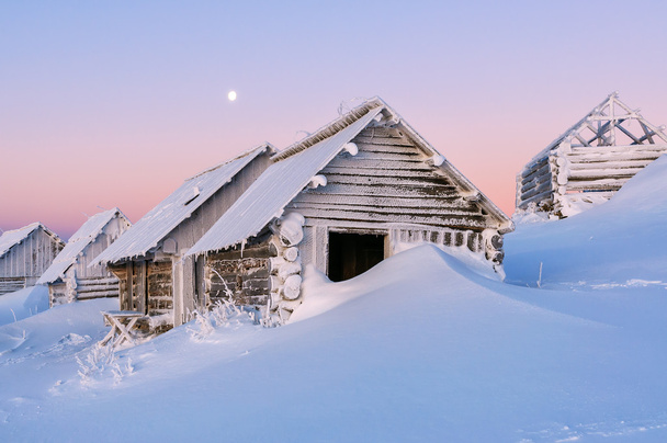 Verlassene Hütten in Schneewehen. Winterthema. Hochgebirge. Schöner Sonnenaufgang - Foto, Bild