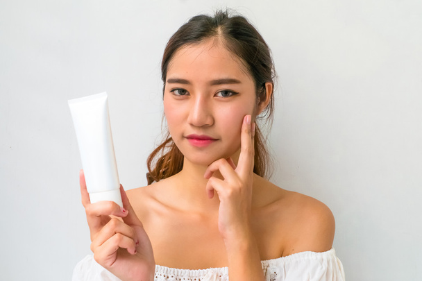 asiatique femme à l'aide d'un produit de soins de la peau naturel, hydratant ou lo
 - Photo, image