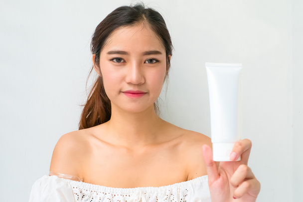 ázsiai nő segítségével a természetes bőrápoló termék, hidratáló vagy Lo - Fotó, kép