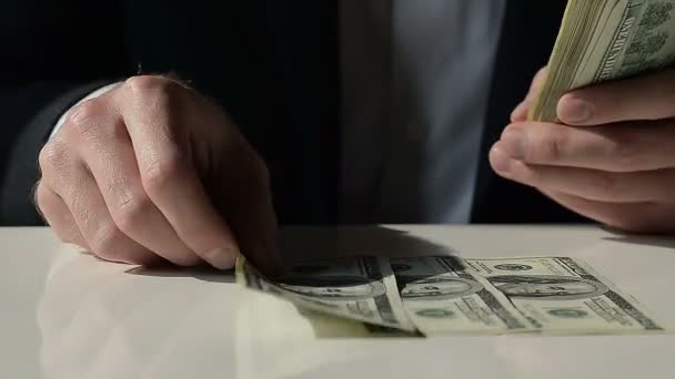 Zbliżenie: biznesmen określa się stu dolarowych  - Materiał filmowy, wideo