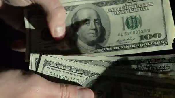 Wysoki kąt mężczyzna ręce liczba stu dolarowych - Materiał filmowy, wideo