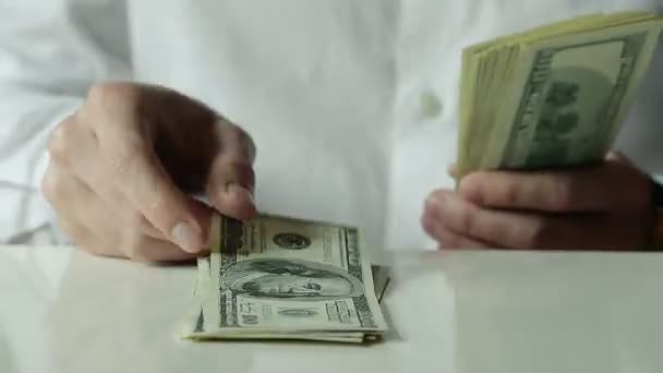 Primer plano de un hombre de negocios emite billetes de cien dólares
 - Metraje, vídeo