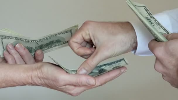 Szoros fel a kifizető készpénz ember kezében számít ki 100 dollár számlák - Felvétel, videó