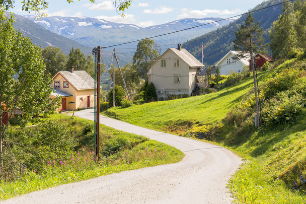 Carretera y halmet alrededor de Stalheim en Hordaland, Noruega
 - Foto, imagen