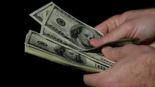 Κινηματογράφηση σε πρώτο πλάνο τα χέρια καταμέτρηση εκατό δολαρίων λογαριασμούς  - Πλάνα, βίντεο