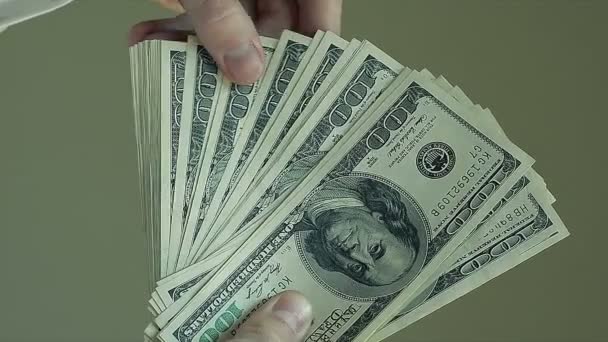 Mannelijke handen tellen honderd dollarbiljetten - Video