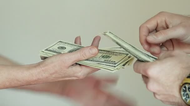 Крупним планом платити готівкою від чоловіка руки розраховуючи 100 доларів
 - Кадри, відео