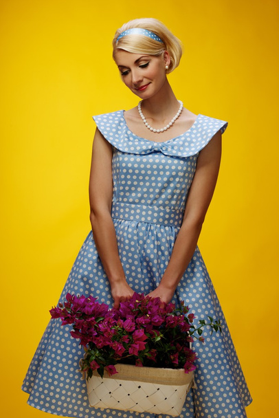 schöne Frau in einem blauen Kleid mit Blumen - Foto, Bild