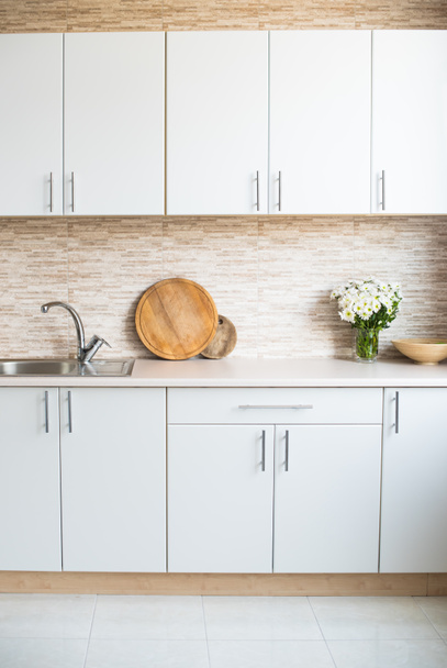 interior de la nueva cocina del hogar blanco brillante
 - Foto, Imagen