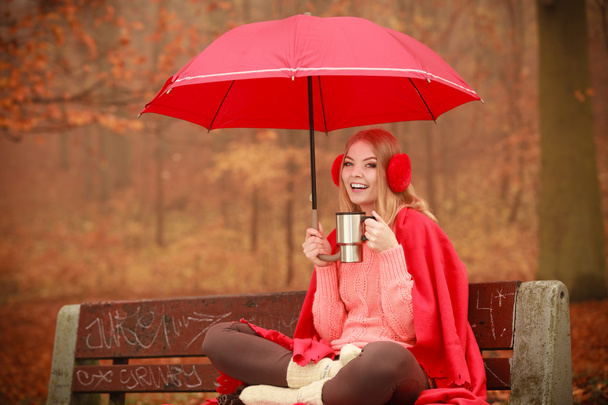 Lány ül a parkban, esernyő - Fotó, kép