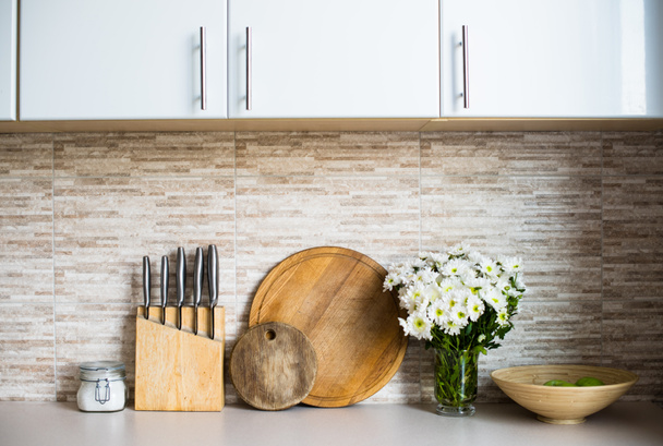 интерьер новой светлой белой домашней кухни
 - Фото, изображение