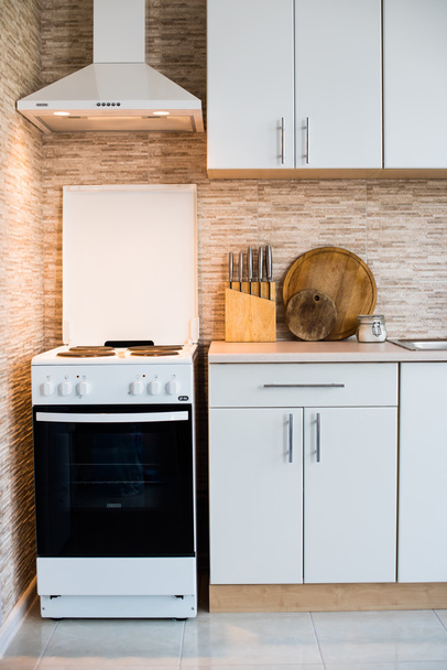 新しい明るい白い家の台所のインテリア - 写真・画像