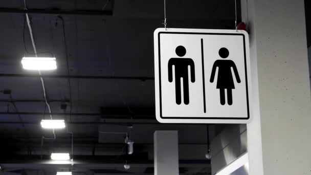 Bewegung von Mann und Frau Waschraum-Logo neben Wand - Filmmaterial, Video