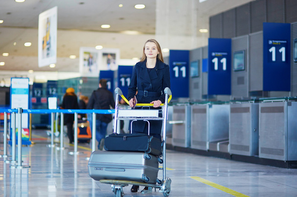 Young female traveler in international airport - Foto, Imagen