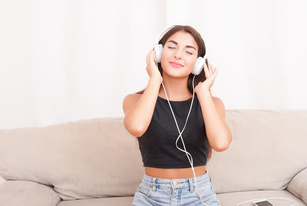 Woman listening music in headphones - Foto, Imagen