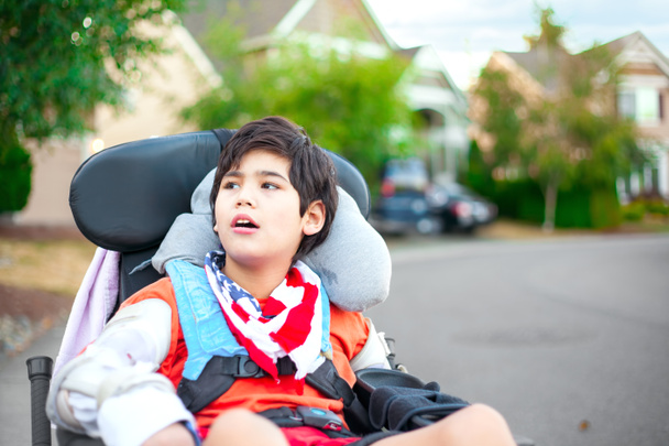 Νέους με ειδικές αγόρι σε αναπηρική καρέκλα, ανατρέχοντας στον ουρανό - Φωτογραφία, εικόνα
