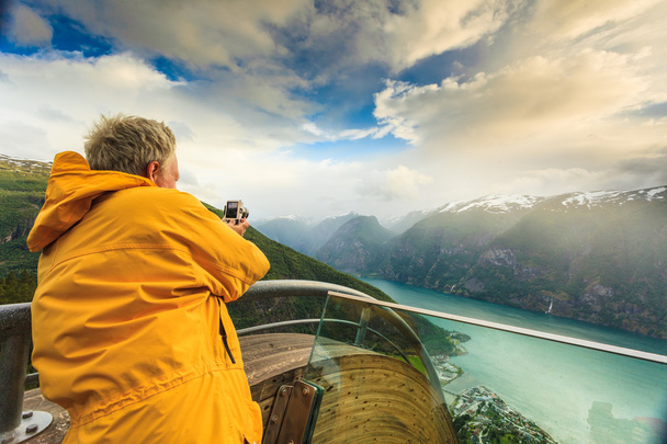 Tourist photographer with camera on Stegastein lookout, Norway - Foto, afbeelding