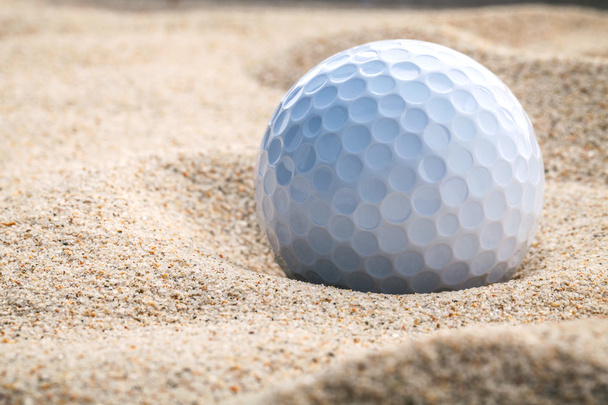  Közelről golflabda a homok bunker sekély mélységélesség. A Gol - Fotó, kép
