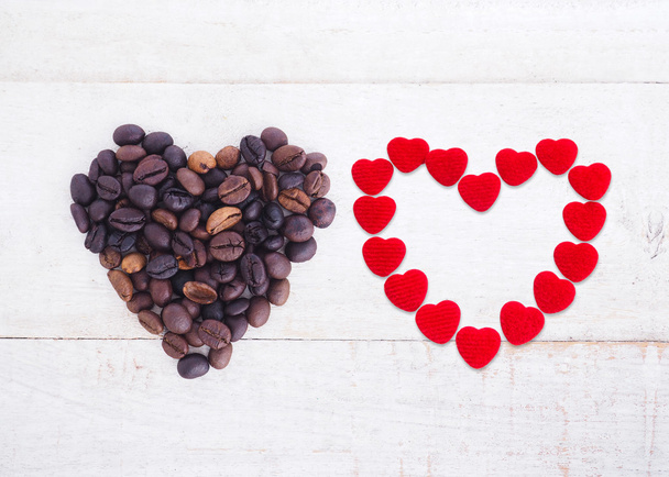 Granos de café en forma de corazón sobre fondo de madera
.  - Foto, imagen