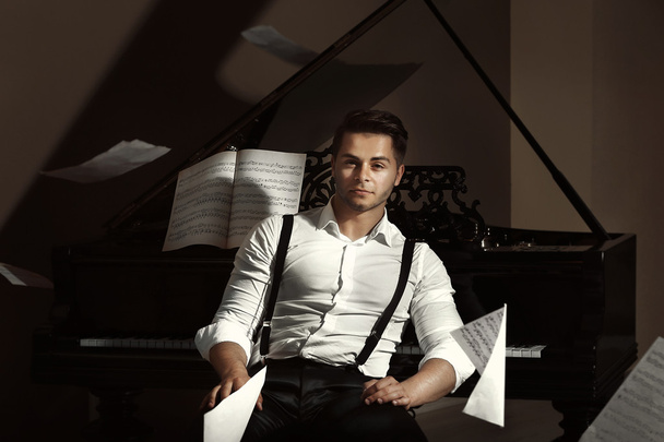 Handsome musician with piano - Φωτογραφία, εικόνα