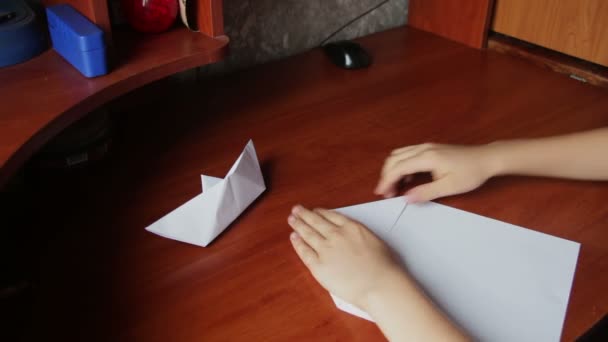 Kinderhände basteln Origami-Flugzeug - Filmmaterial, Video