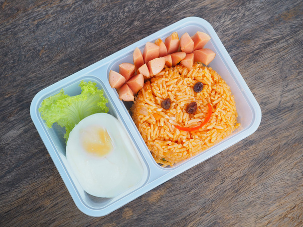 Komik surat çocuklarla plastik okul öğle yemeği kutusu kızarmış pirinç  - Fotoğraf, Görsel