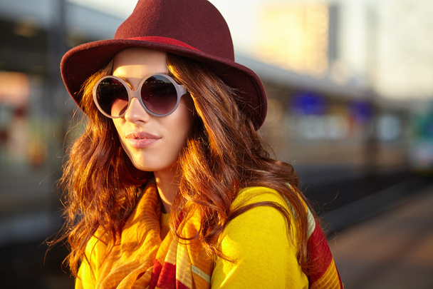 Pretty young woman at a train station  - Foto, imagen