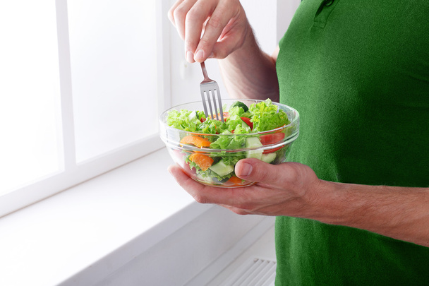 Ο άνθρωπος αγνώριστη έχει υγιεινού γεύματος, τρώει σαλάτα λαχανικών δίαιτα - Φωτογραφία, εικόνα