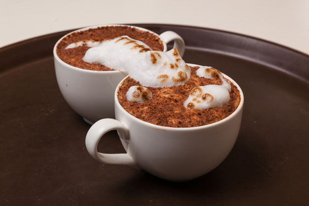 Café com espuma na forma de um gato e um rato na mesa marrom
 - Foto, Imagem