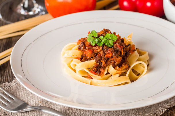Spaghetti alla bolognese su piatto bianco
 - Foto, immagini