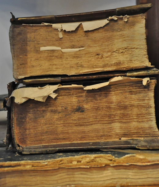 régi Bibliák egy libray - Fotó, kép
