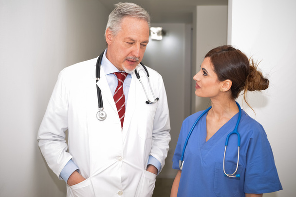 доктор разговаривает с медсестрой
 - Фото, изображение