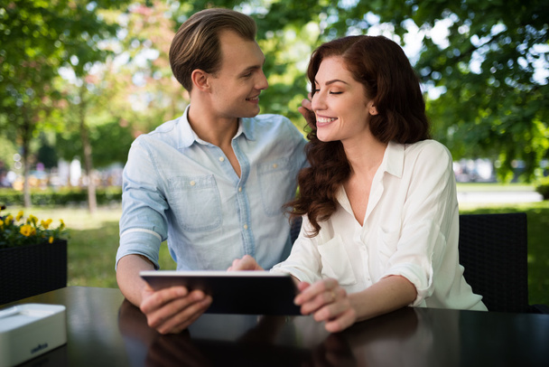 Couple using a tablet  - Foto, Imagen