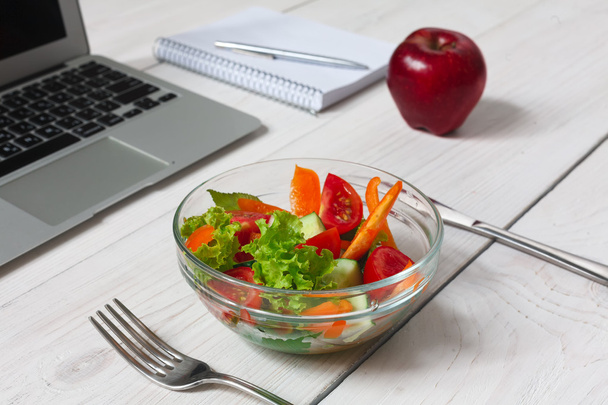 gesunder Business-Lunch-Snack im Büro, Gemüsesalat und Kaffee - Foto, Bild